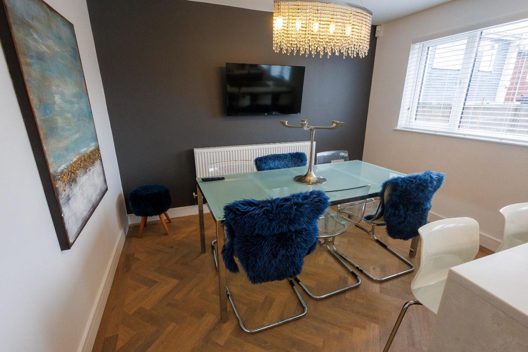 Uber Stylish 3 Bedroom Home Off Road Parking Near Town Centre And Bike Park Wales Merthyr Tydfil Kültér fotó