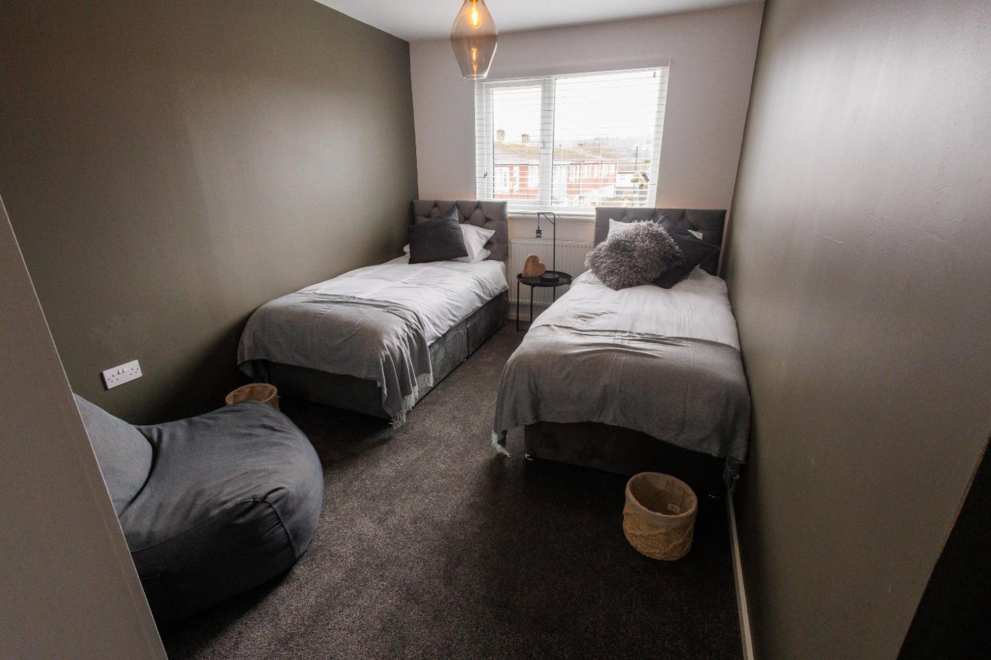 Uber Stylish 3 Bedroom Home Off Road Parking Near Town Centre And Bike Park Wales Merthyr Tydfil Kültér fotó